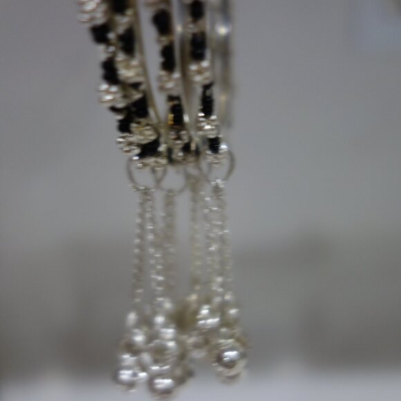 Beautiful 4 Bracelet Diameter 2.5" White Metal & Black Color Beads Vintage - Picture 15 of 16